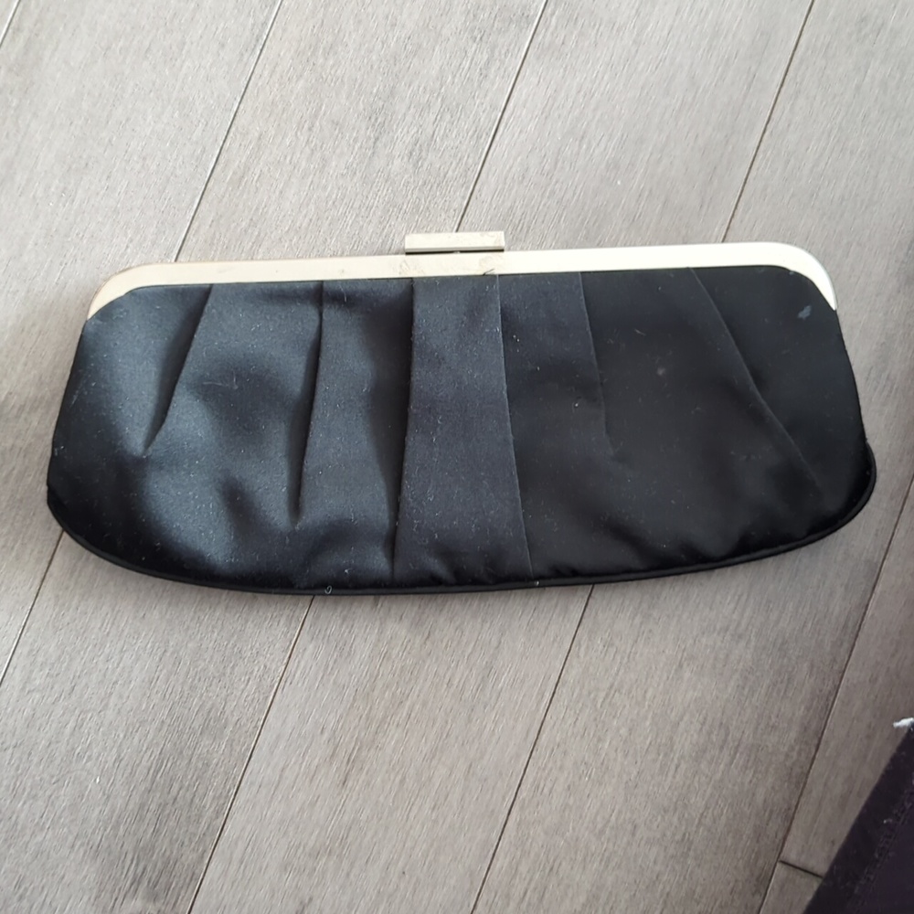 Clutch black chic